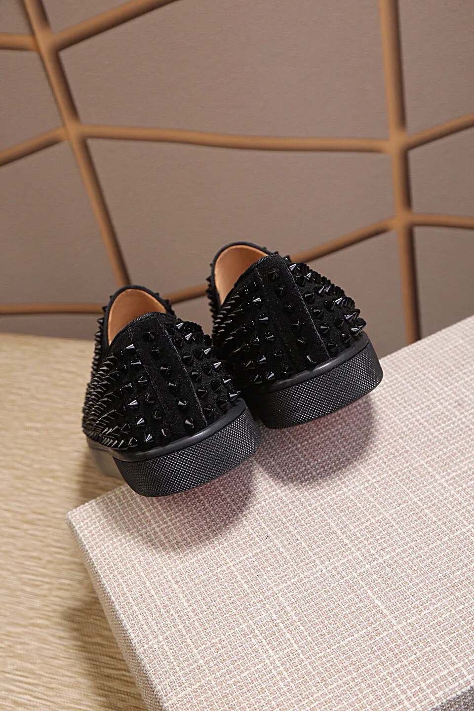 Ex-factory price 440. christian louboutin (CL red sole shoes) counter nail series, casual sneakers for couples 📢 📢 📢 Exclusive hot style release 🎈🎈💪 Movable latex feet 👻 Finished large sole car line [satisfied] 😝Female 35-40# Male 38#-46, global supply😝 [Top version]: original imported cowhide frosted upper, top original leather lining, original molded TPU outsole, original 1:1 detail processing, original shoe last, large quantity available from stock,